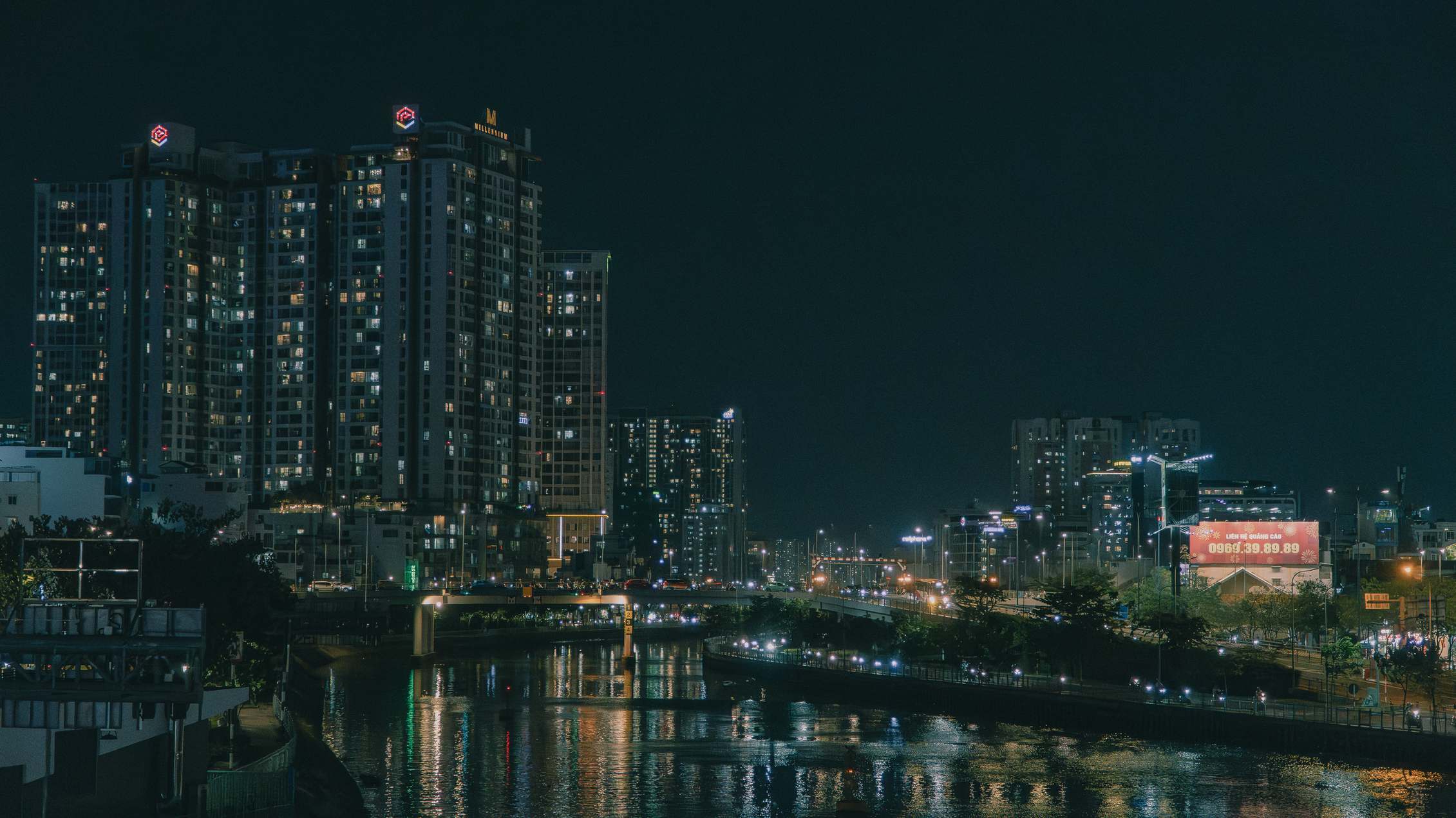 Stadtskyline mit beleuchteten Gebäuden bei Nacht