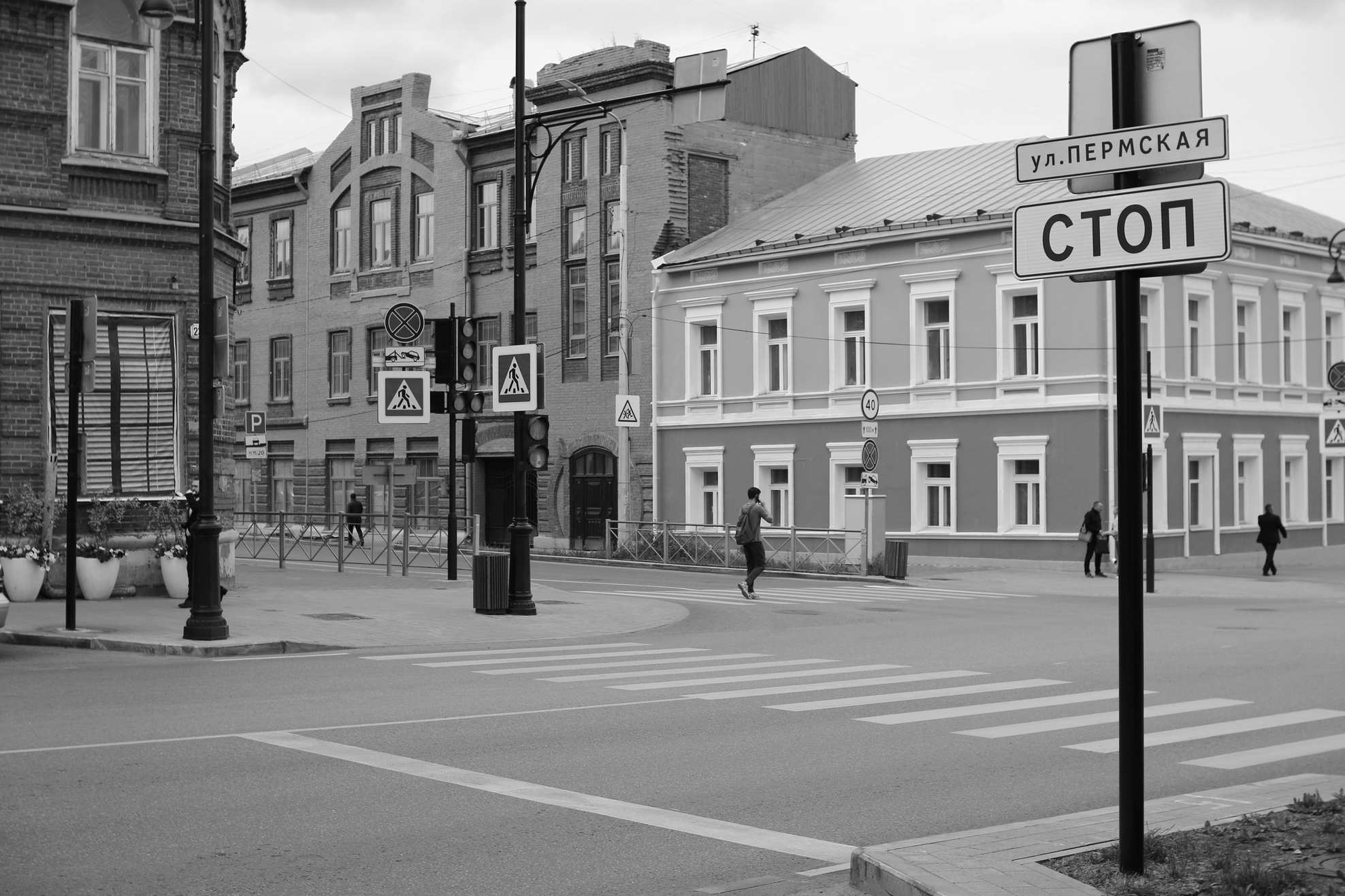 Straße mit Gebäude-Fassaden und Fußgängern in einer deutschen Innenstadt